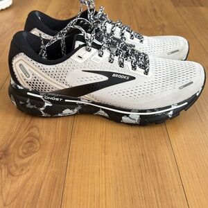 Brooks women Ghost 14 size 9 excellent condition.